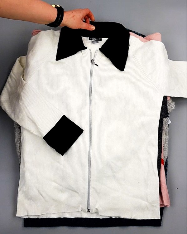 Фотография  790 - Джемпера СТОК CAN 084#7 кг, ЛОТ №7650 оптом в Йошкар-Оле и республике Марий Эл